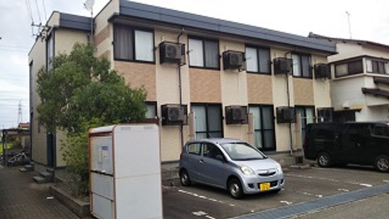 レオパレスシャーロット 駐車場
