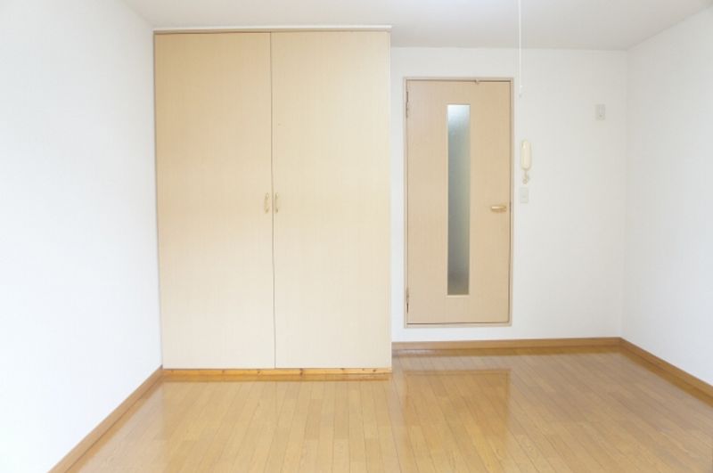 レオパレス如意申 居間