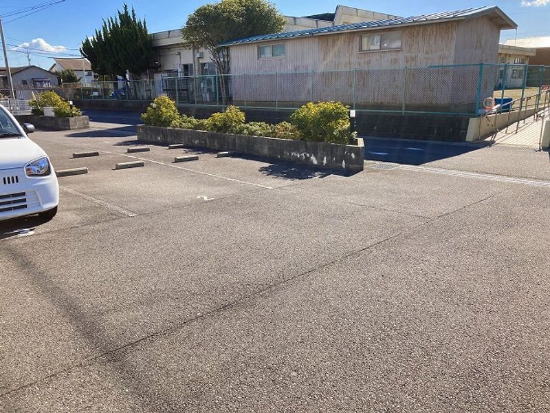 レオパレスファルファッレ 駐車場
