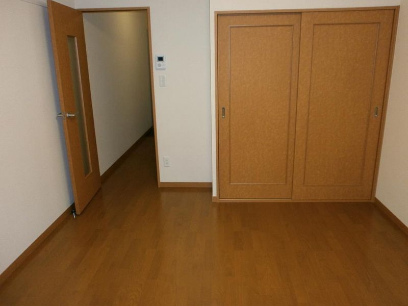 レオパレス東錦見 居間