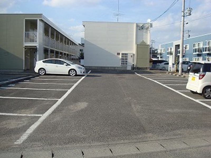レオパレス平窪Ⅱ 駐車場