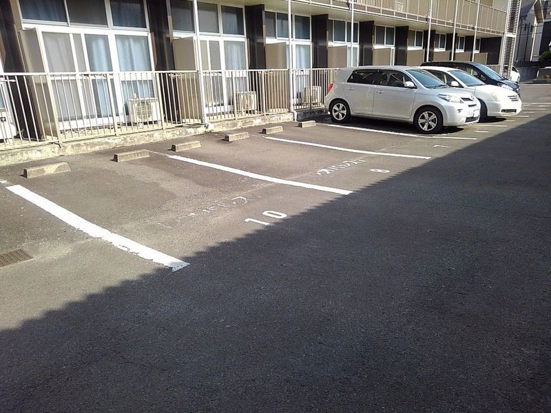 レオパレス栗林 駐車場