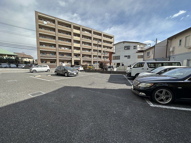 レオパレスわかば 駐車場