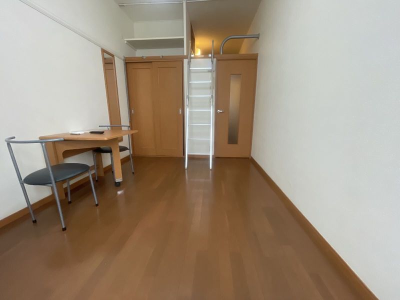 レオパレス小人町 居間