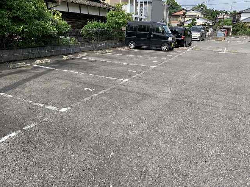 レオパレスファースト２ 駐車場