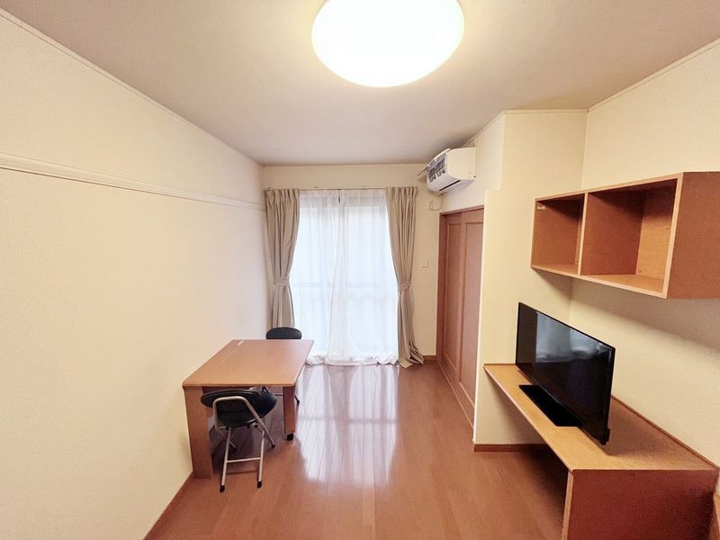 レオパレス長根 居間