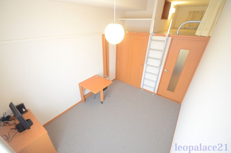 レオパレス西鶴間 居間