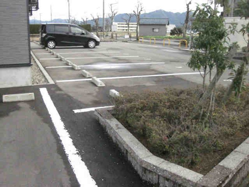 レオパレス清明３ 駐車場