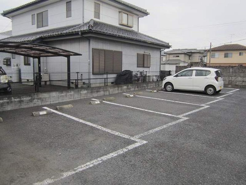 レオパレスリュミエール 駐車場