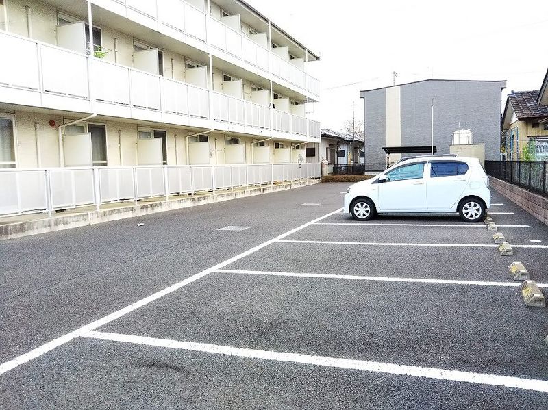 レオパレスイーストビレッジ２ 駐車場