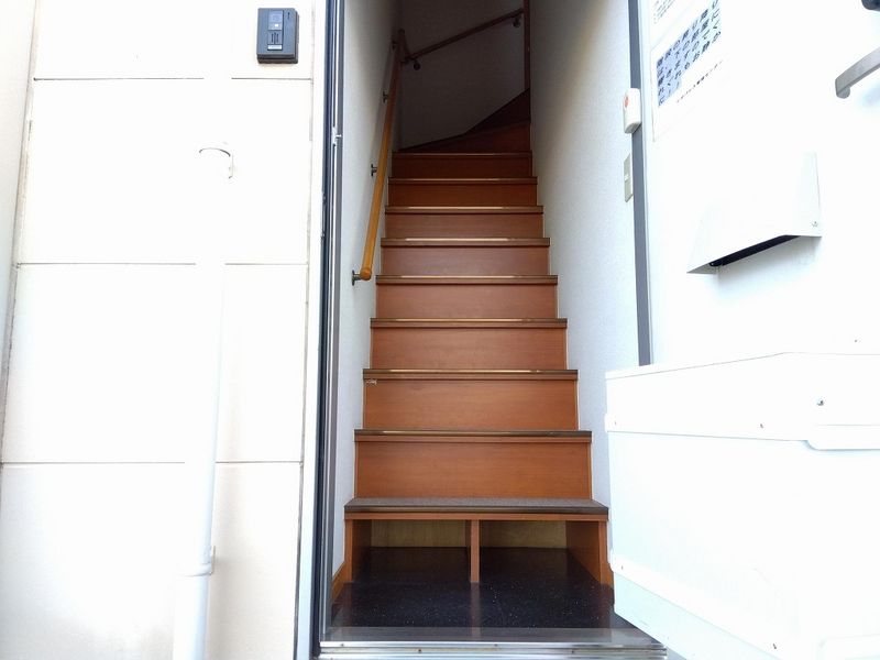 レオパレスアントラー 玄関