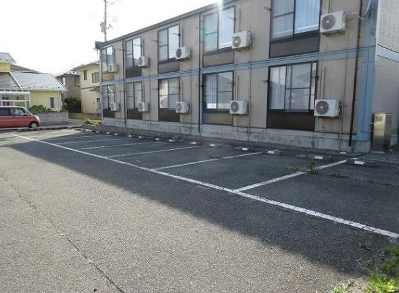 レオパレスバロン 駐車場