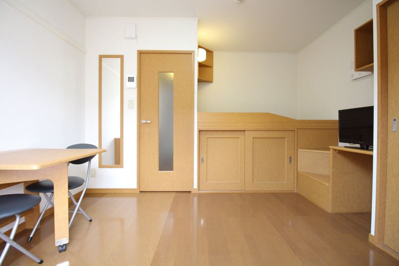 レオパレス湯里 居間