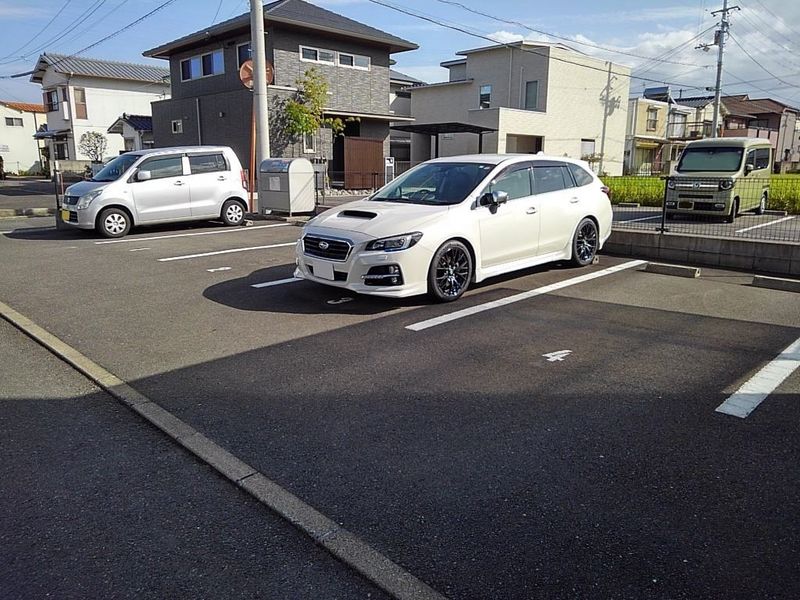 レオネクストボレロ三条 駐車場