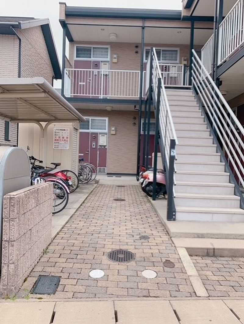 レオパレスブランシュヴァルⅢ エントランス