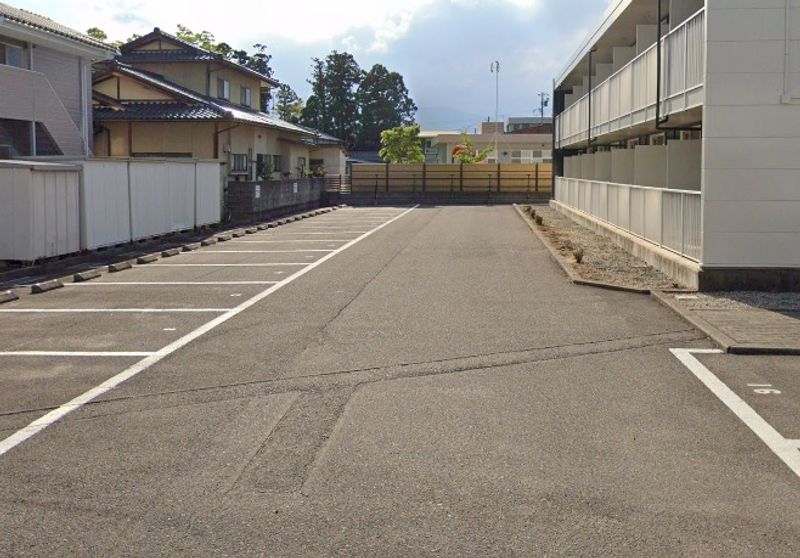 レオパレスフローラ 駐車場