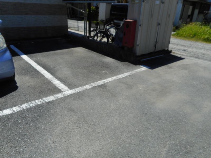 レオパレスフロンティア 駐車場