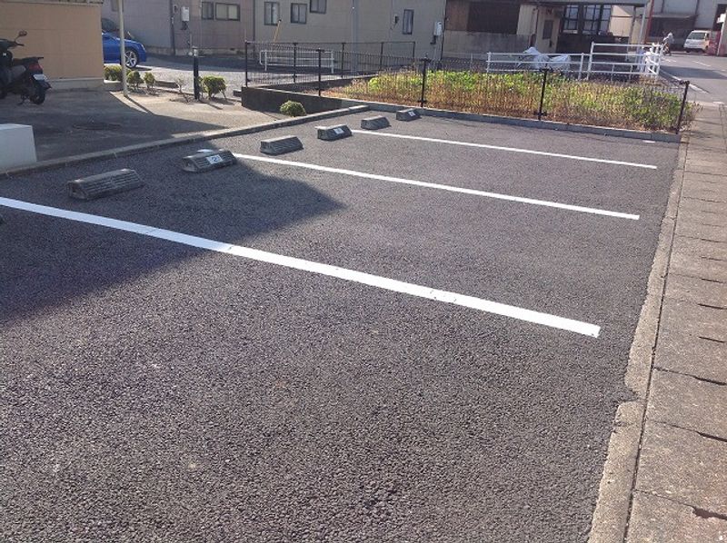レオパレスルナール 駐車場