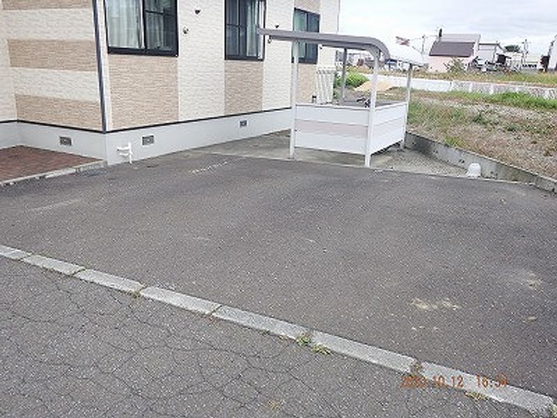 レオパレスシャルマンⅡ 駐車場
