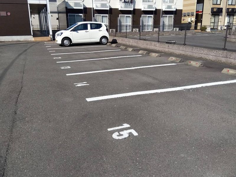 レオパレスＨｉｒｏ 駐車場