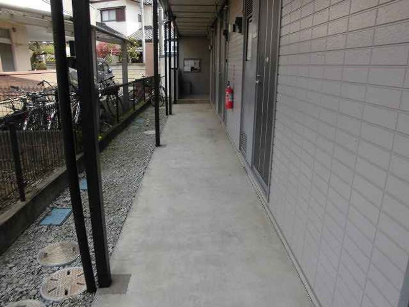 レオパレス峰弐番館 玄関