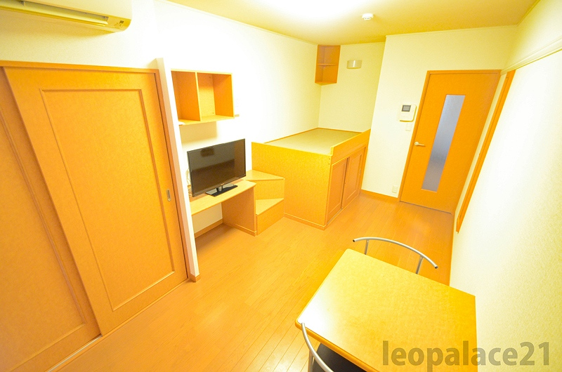 レオパレスＦＬＥＵＲＩＲ 居間