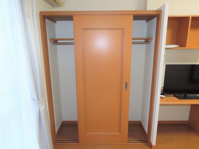 レオパレスミルコワンリビエール 収納