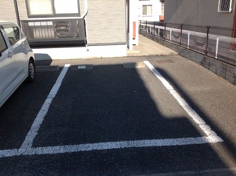 レオパレスルピナス 駐車場