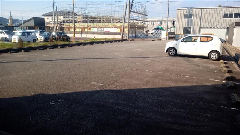レオパレスセヴィル下窪 駐車場
