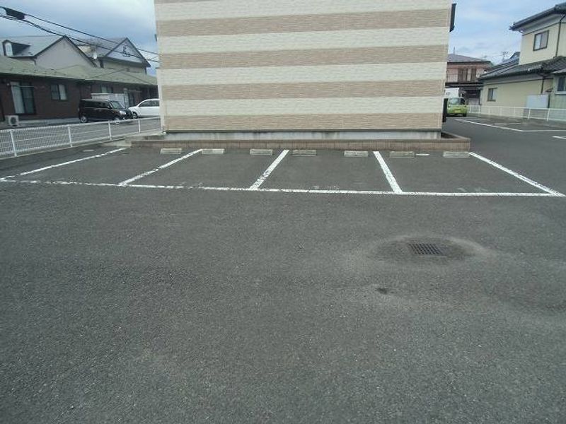 レオパレスエイト 駐車場