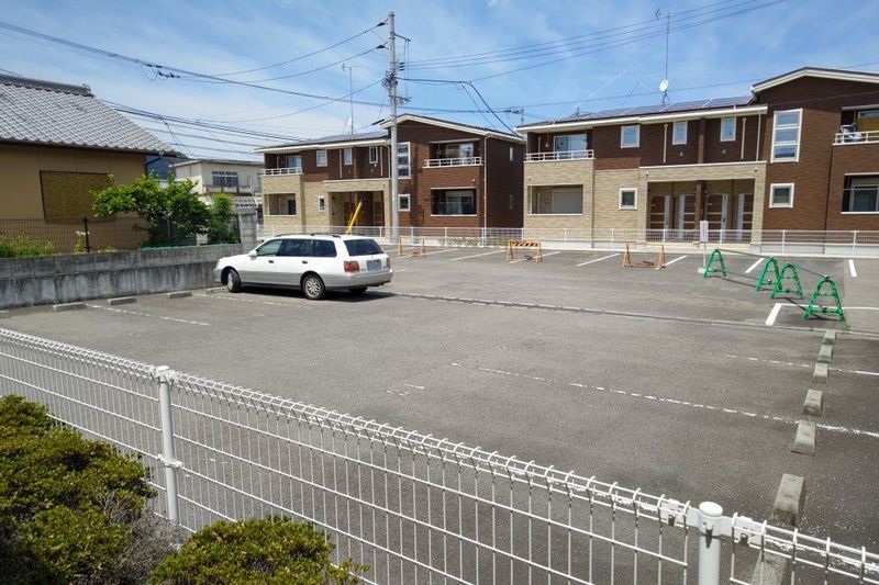 レオパレスルース 駐車場