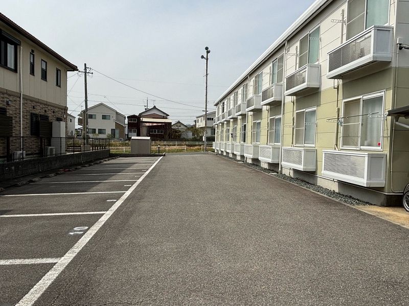 レオパレスフルールⅡ 駐車場