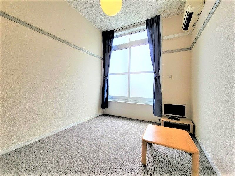 レオパレス菱屋西 居間