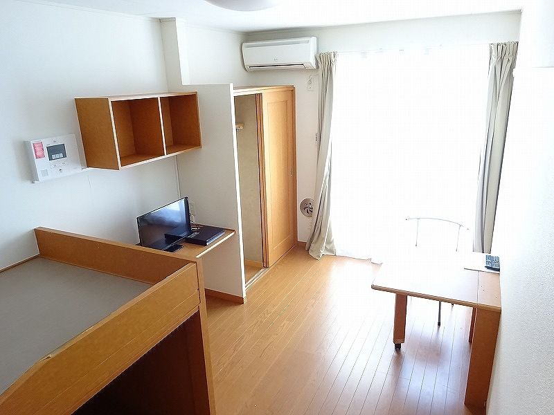 レオパレス大楽寺 居間