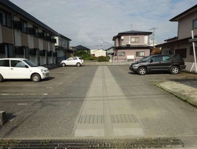 レオパレスジュミーノ 駐車場