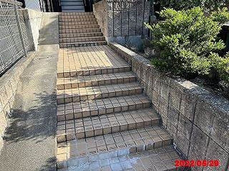 レオパレス鴻の巣 エントランス