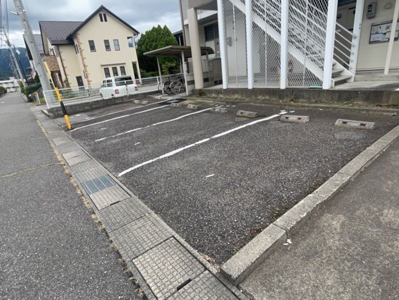 レオパレスセレッソ 駐車場
