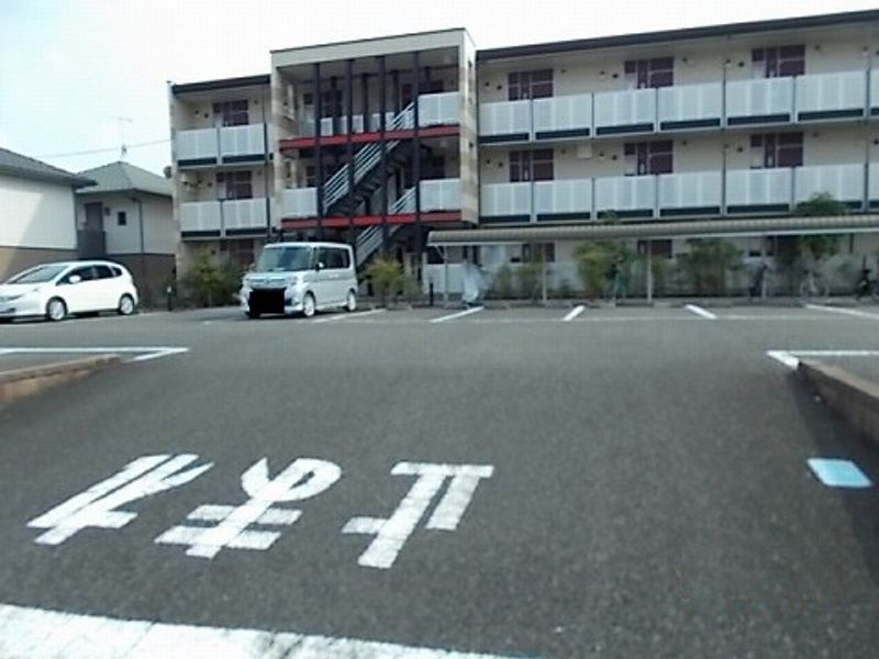 レオパレスカメリアⅡ 駐車場