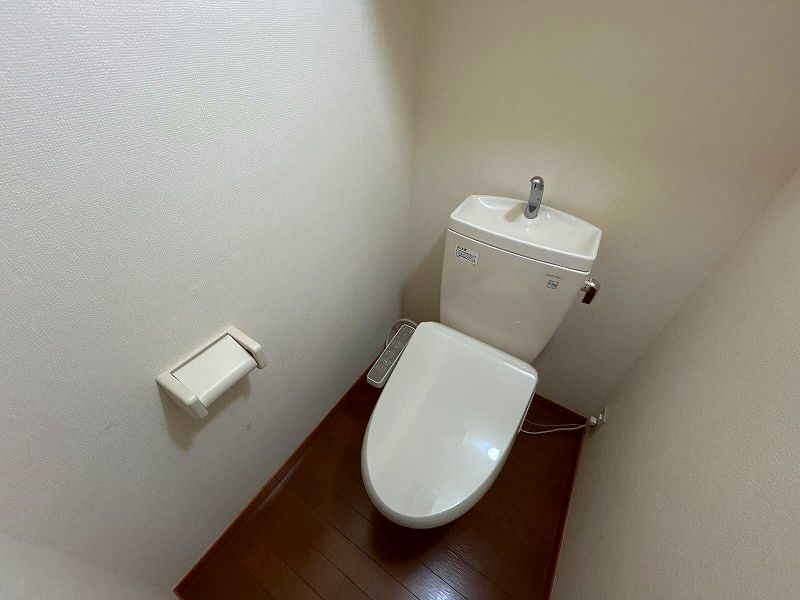leopalace Moto Wing Toilet