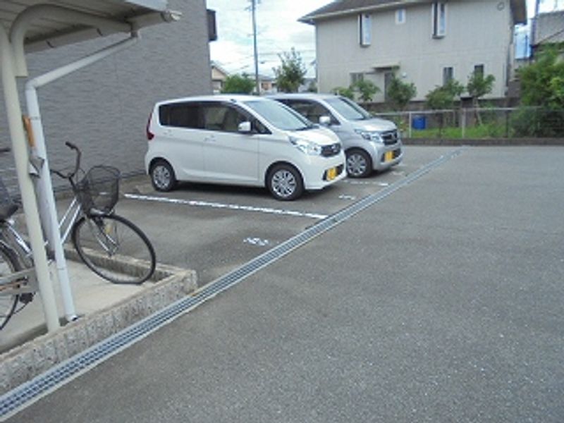 レオパレスＭＩＹＡＢＩ 駐車場