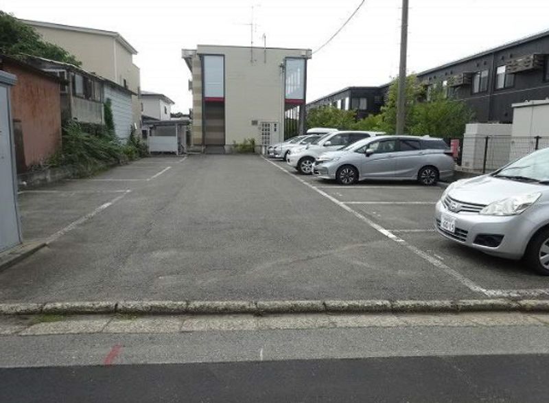 レオパレスマリーナ２ 駐車場