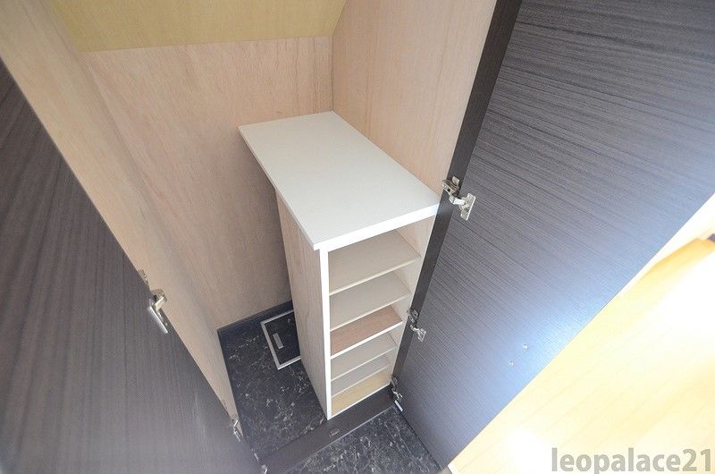LEONEXT Forest Court Storage