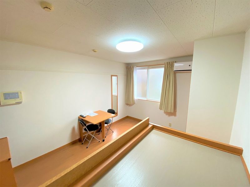 レオパレスプリマヴェーラ 居間