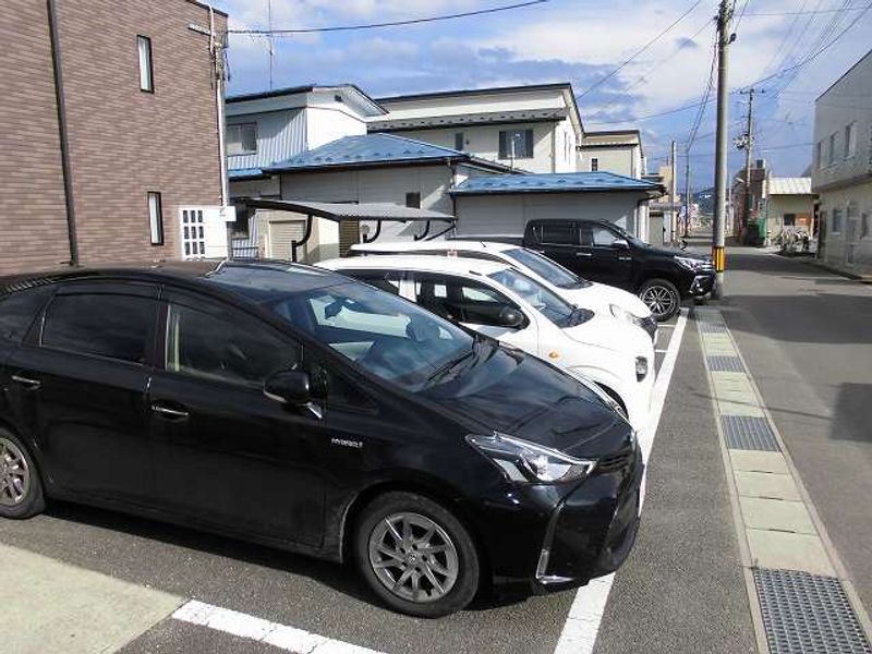 レオネクスト内町 駐車場