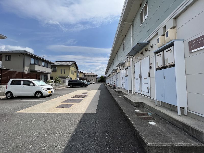 レオパレスグレイス 駐車場