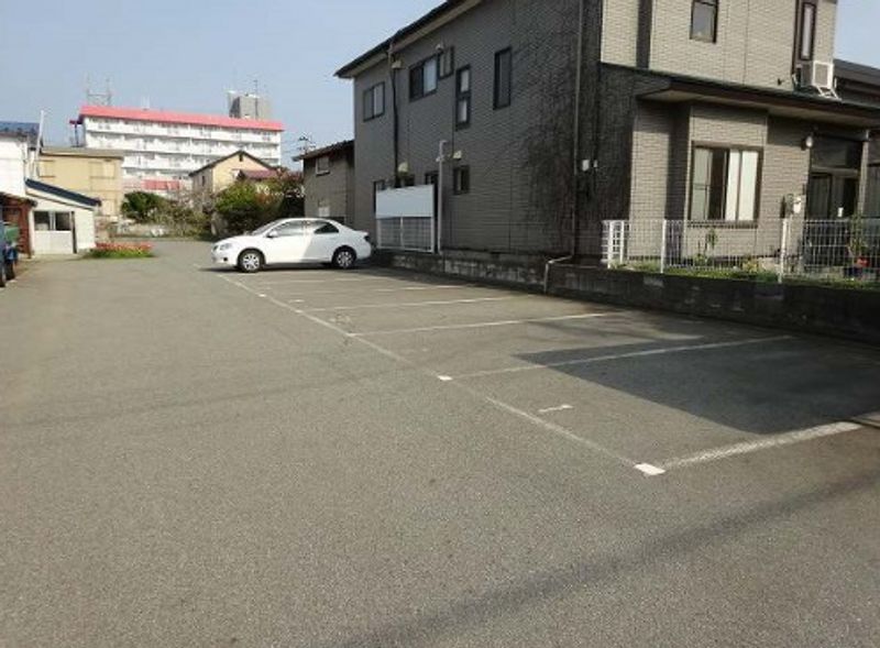 レオパレスラムール 駐車場