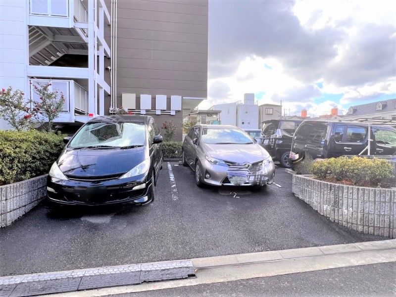 レオパレスブルーファン 駐車場