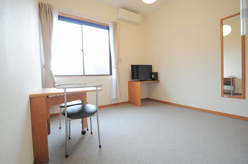 レオパレスワーフ 居間