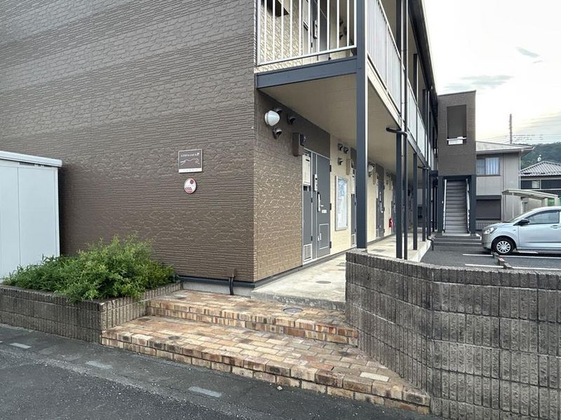 レオパレストゥモロー エントランス