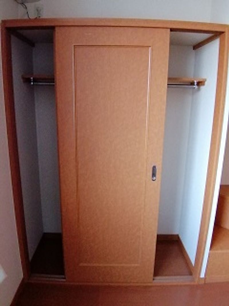 レオパレス北中江 収納